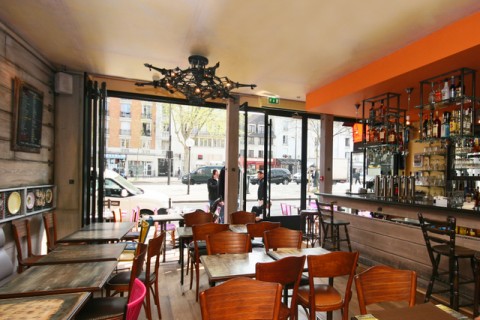 La grande salle du café