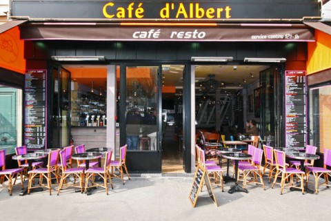 La terrasse du café